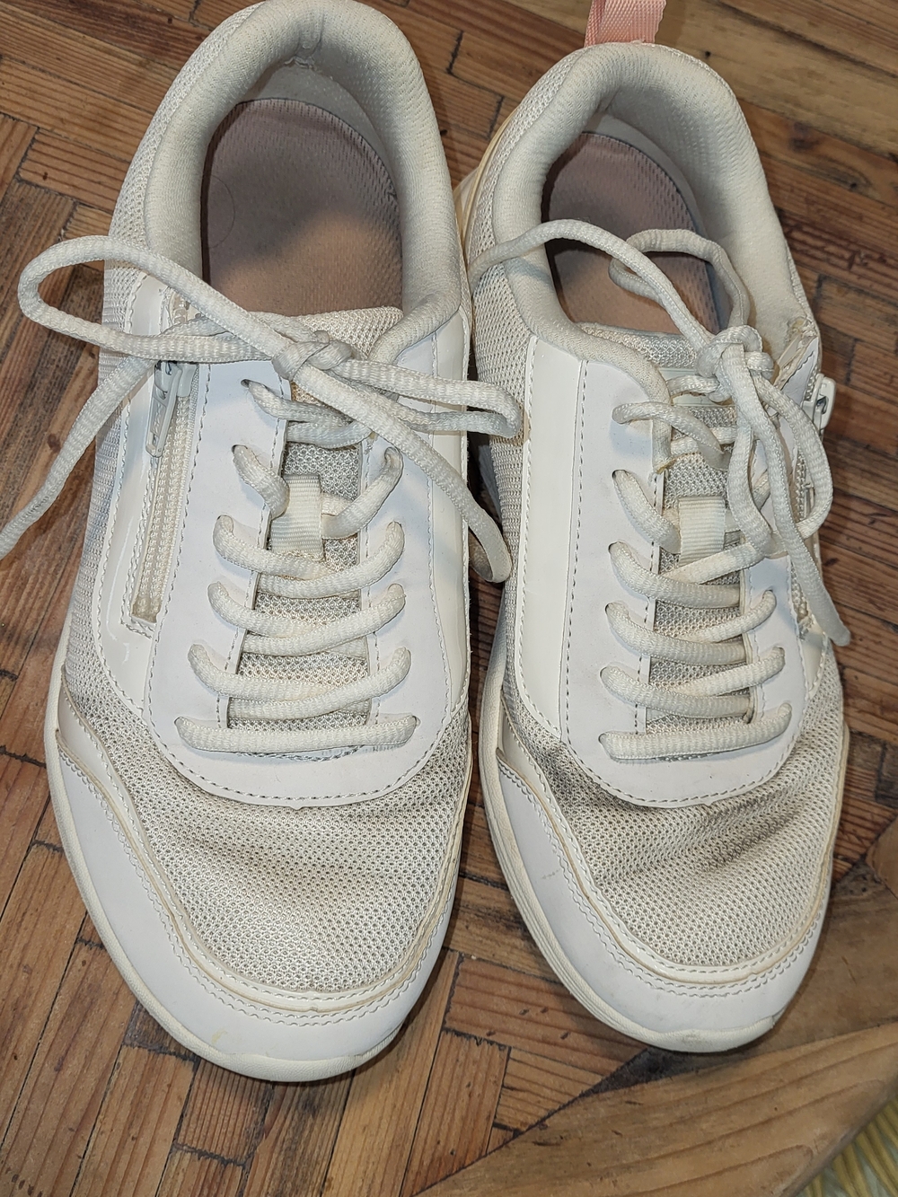 VIONIC CASSIS 7.5 White  Athletic Sneakers